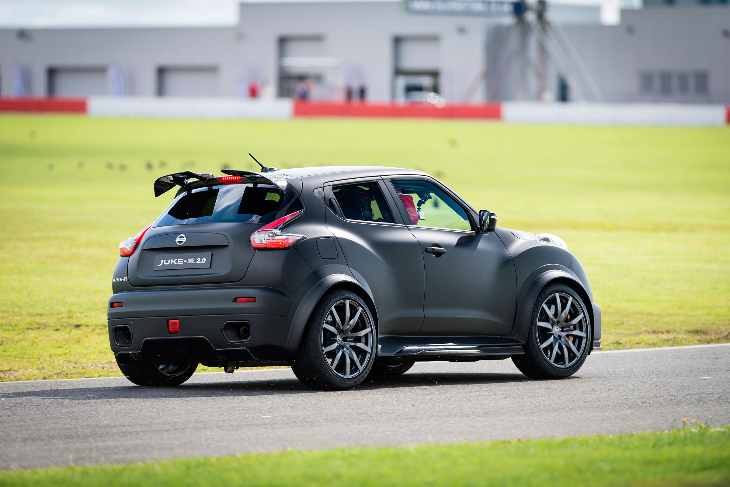Nissan Juke-R 2.0 - action