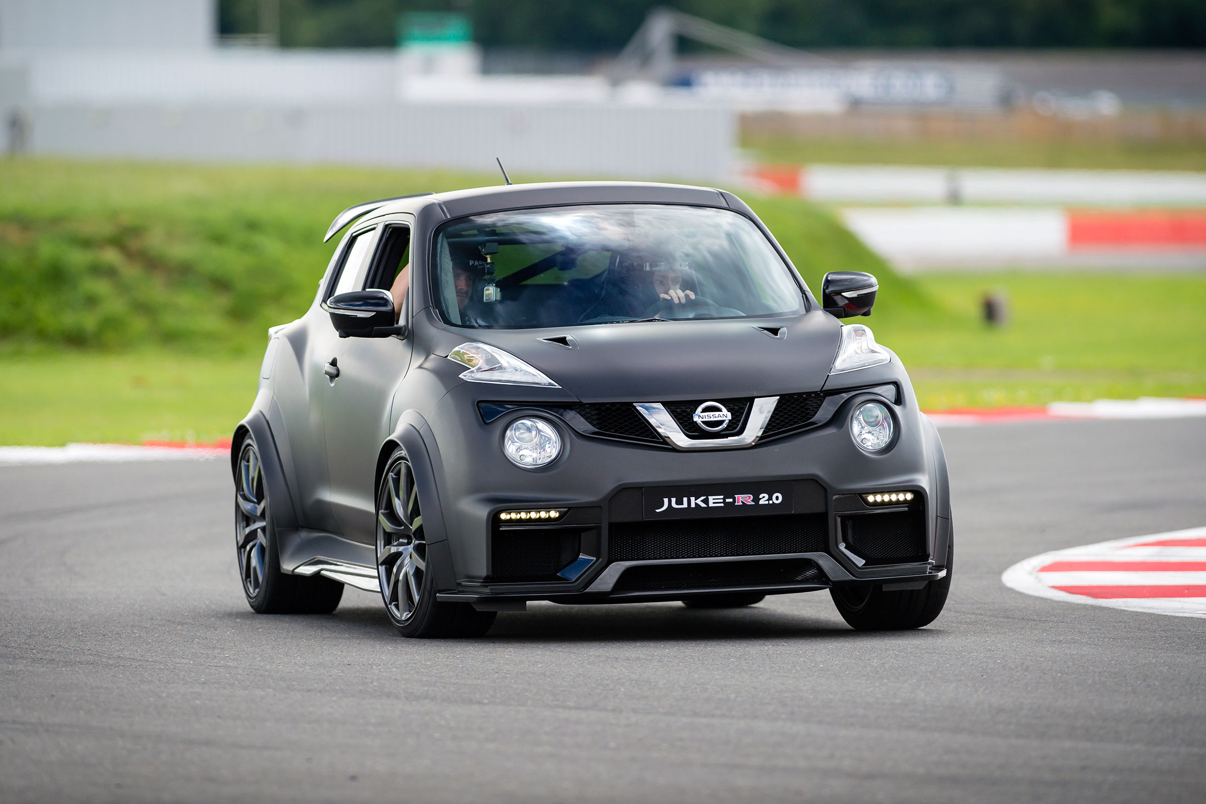 Nissan Juke-R 2.0 - front cornering