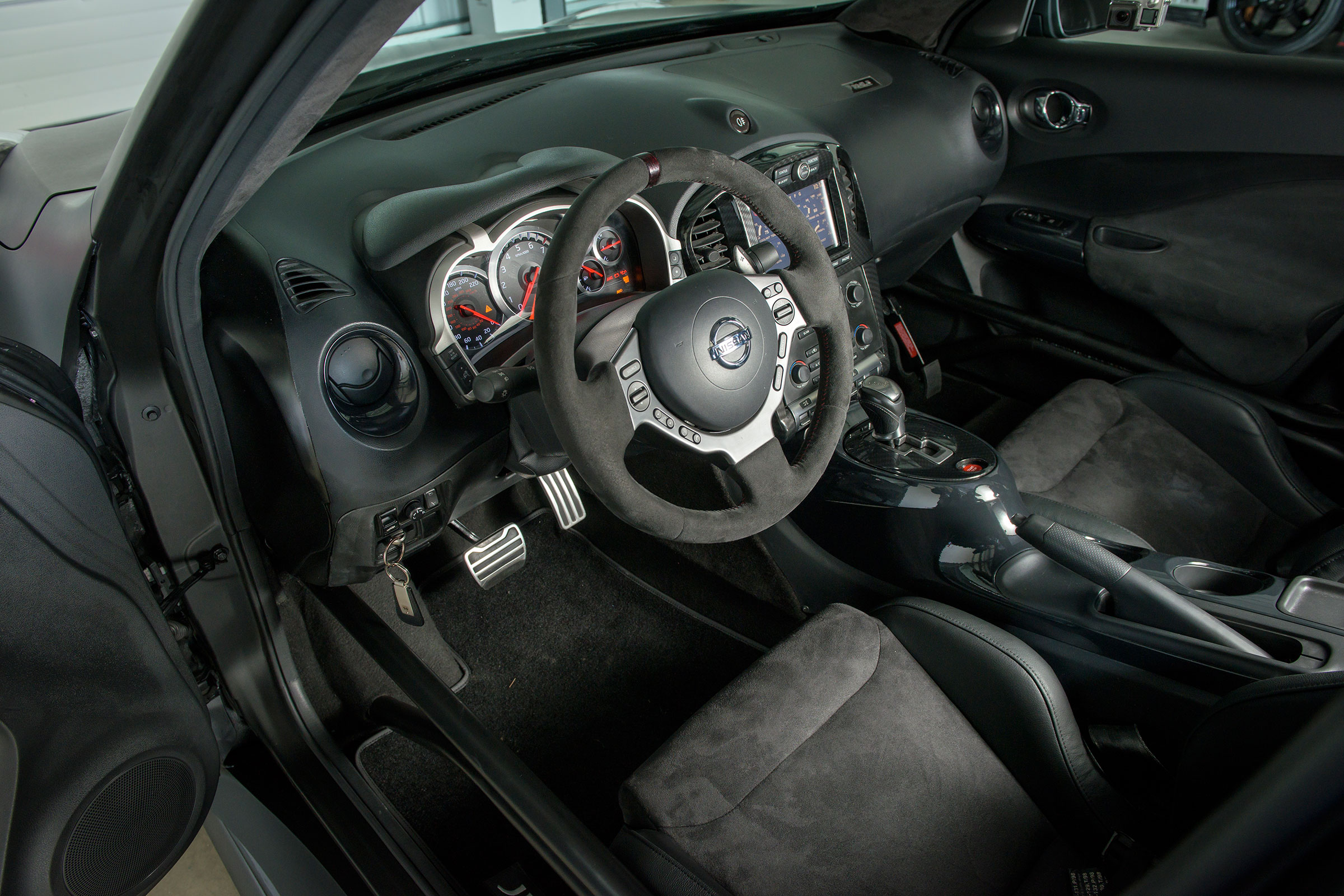 Nissan Juke-R 2.0 - interior