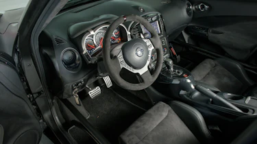 Nissan Juke-R 2.0 - interior