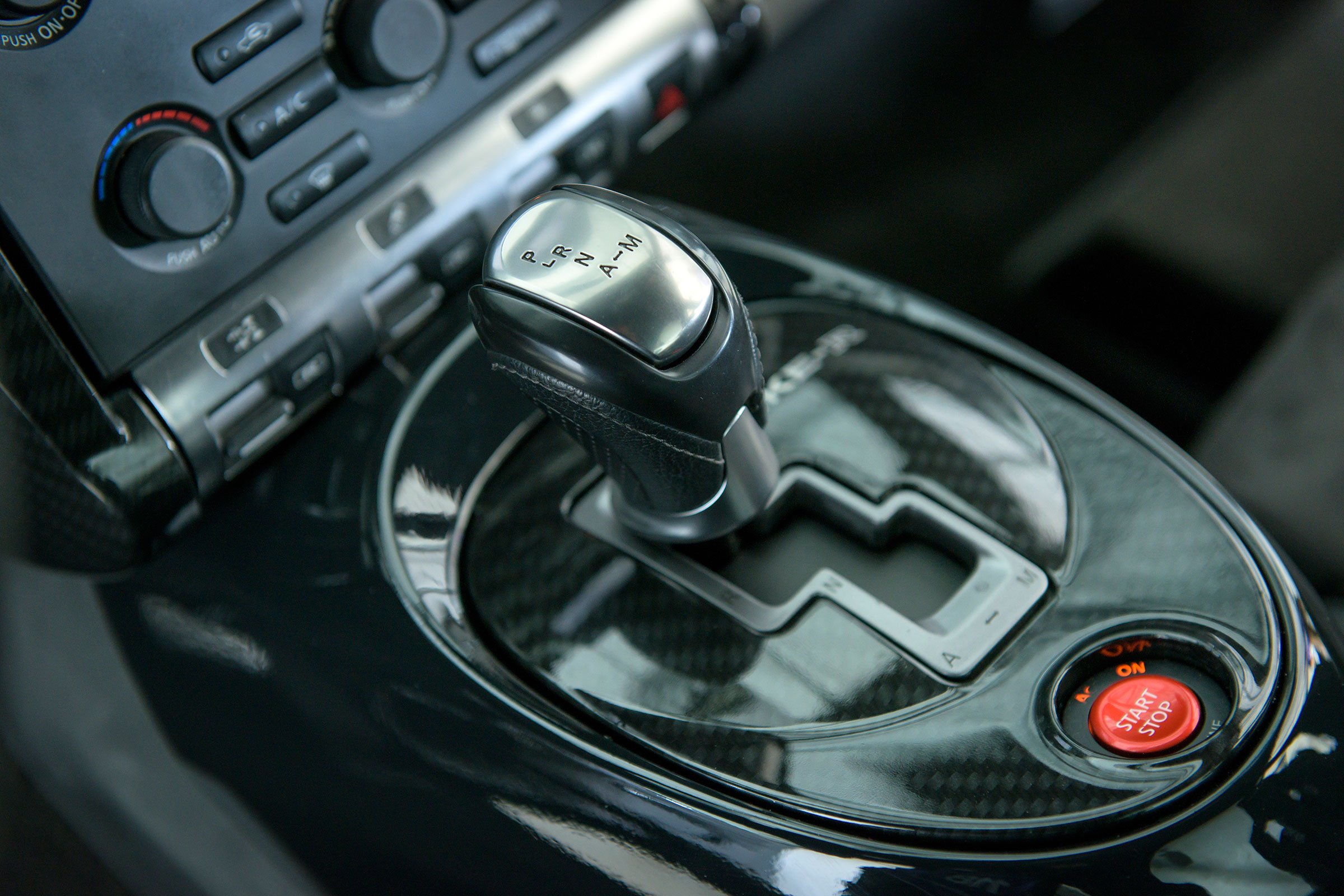 Nissan Juke-R 2.0 - gearlever