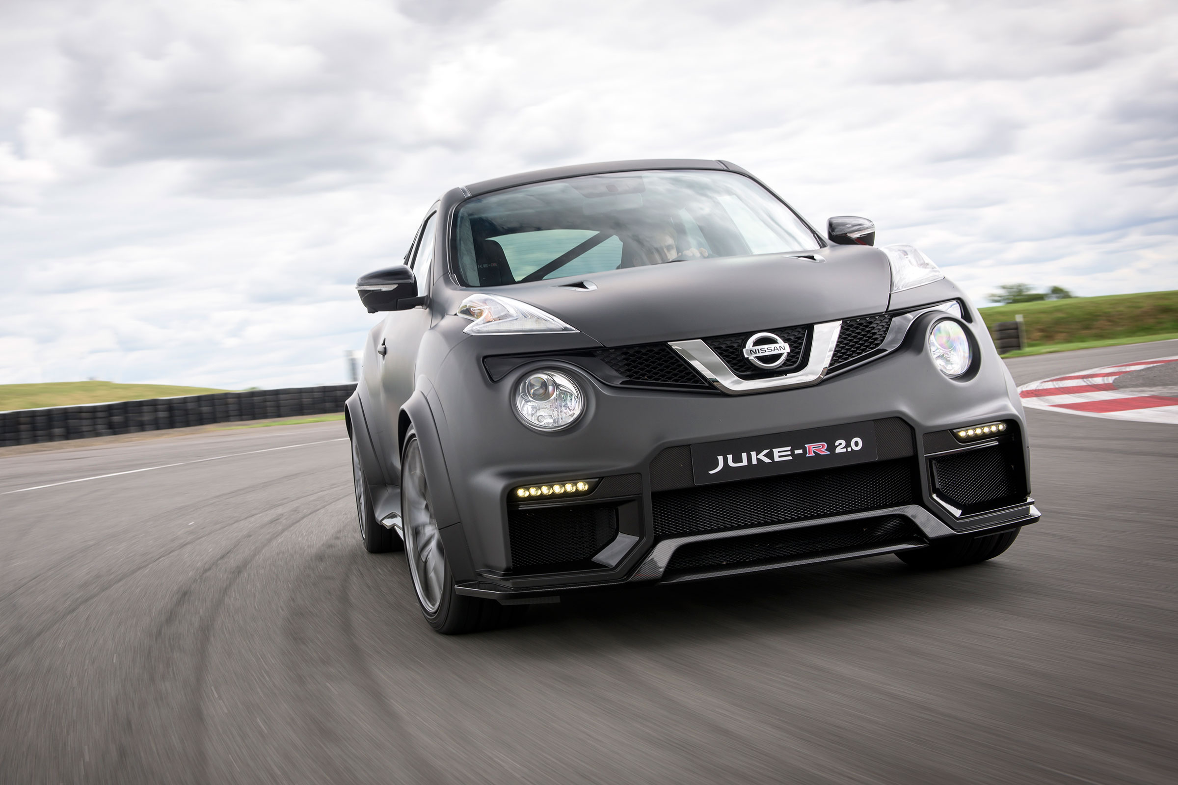 Nissan Juke-R 2.0 - front driving