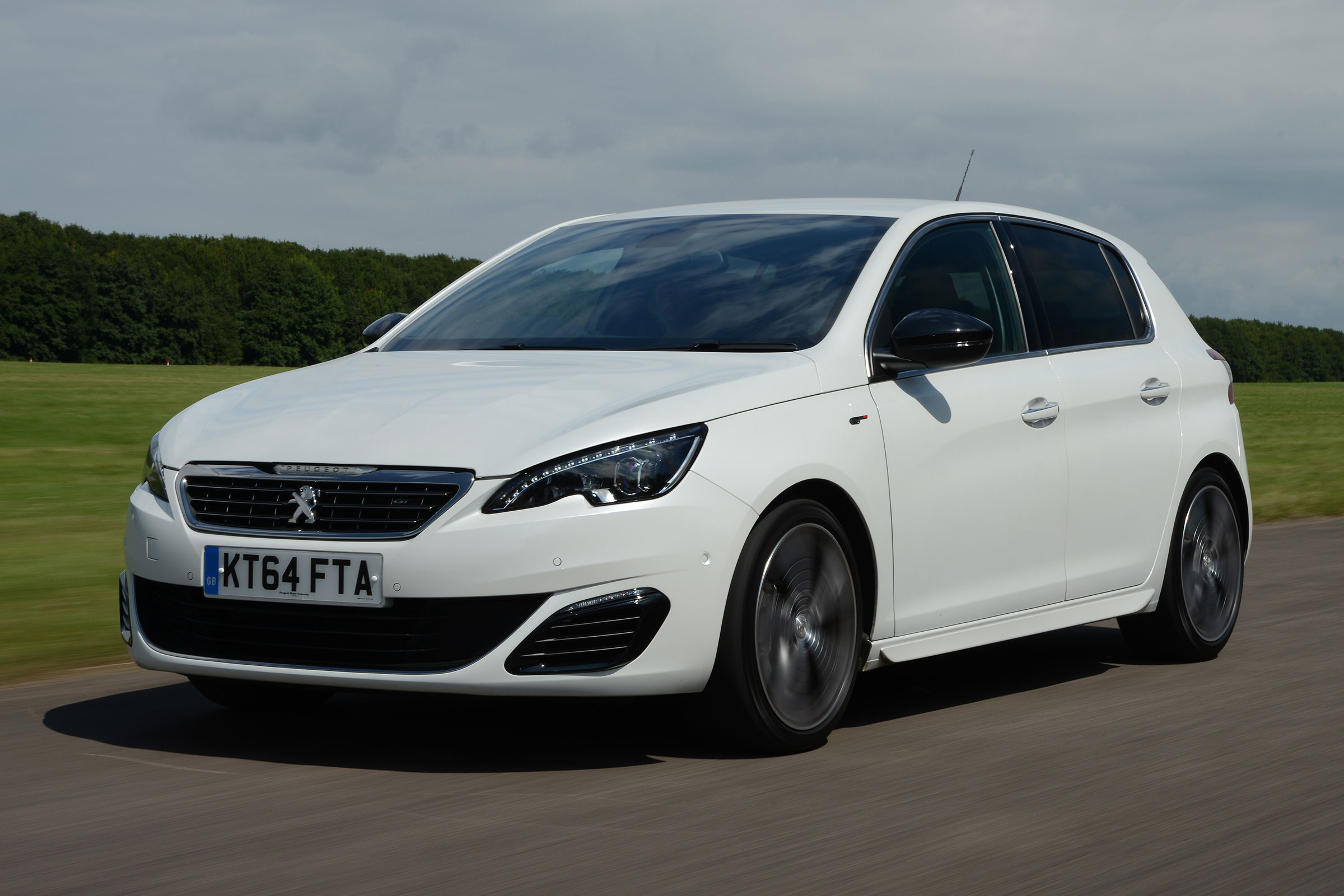 Peugeot 308 GT - front tracking