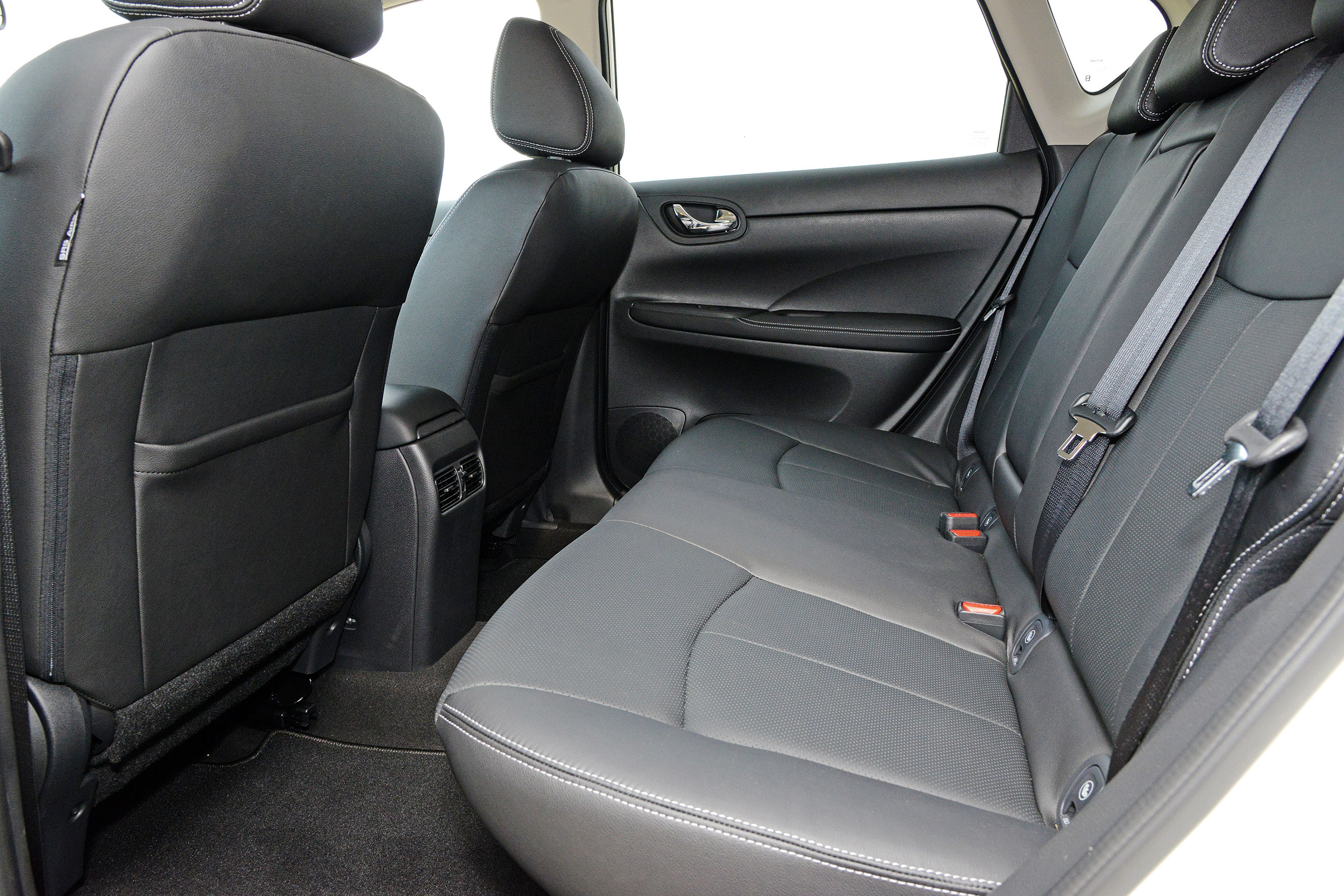Nissan Pulsar - rear seats