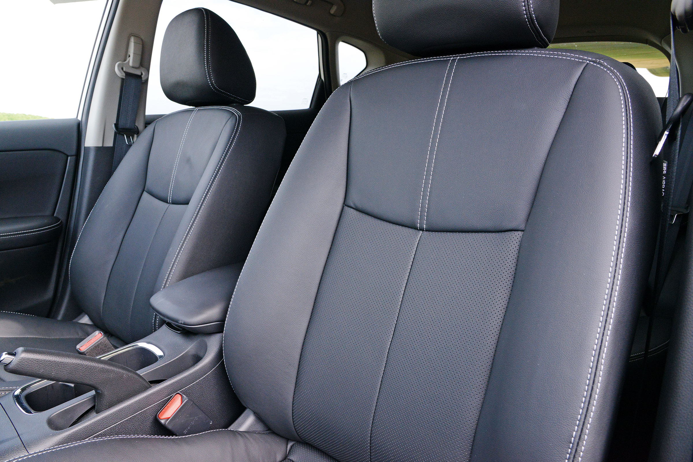 Nissan Pulsar - front seats