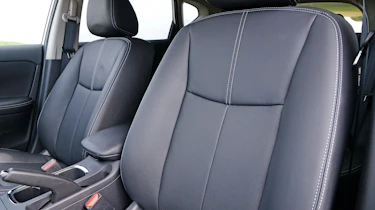 Nissan Pulsar - front seats