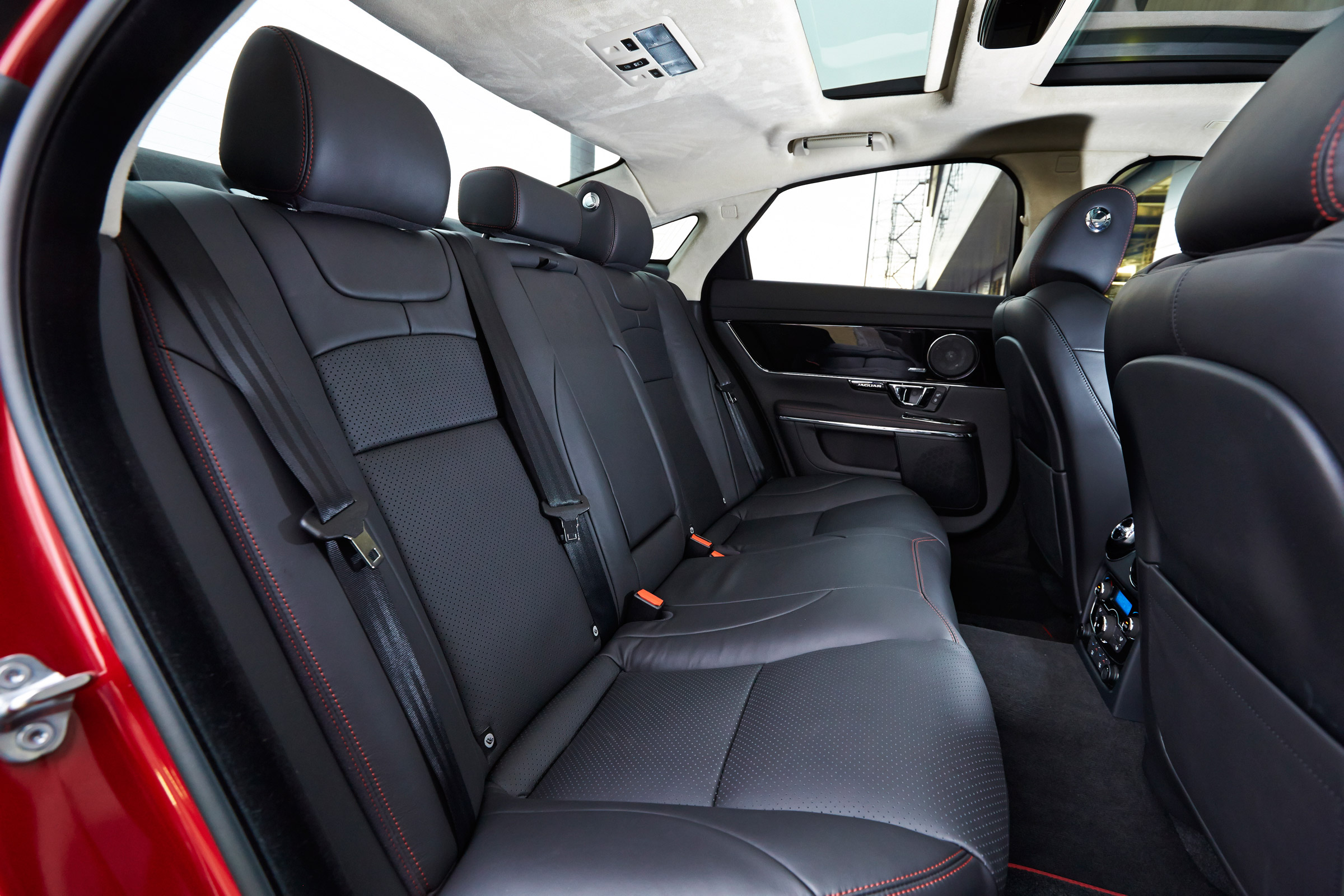Jaguar XJ R-Sport 2015 seats