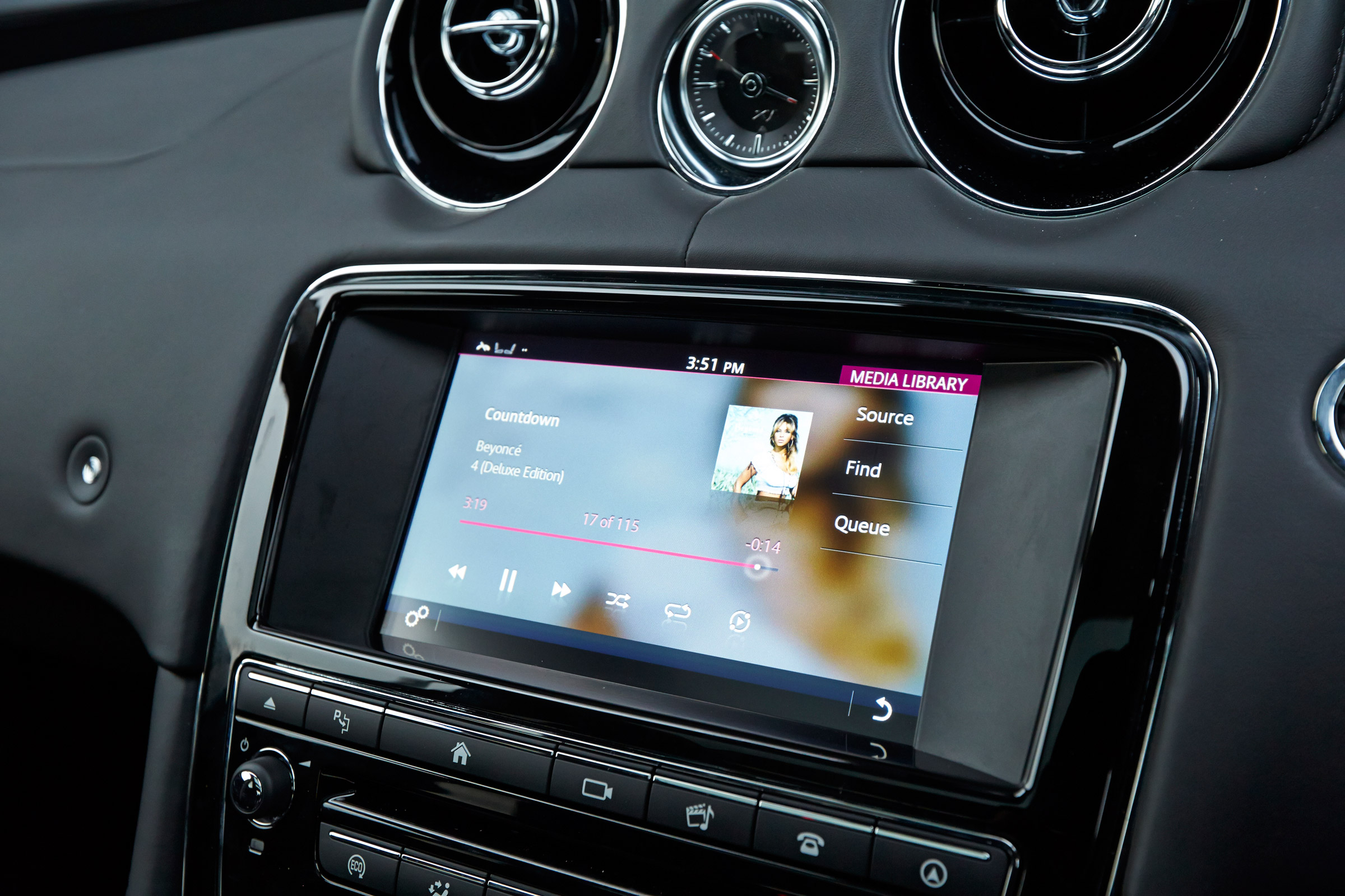 Jaguar XJ R-Sport 2015 screen