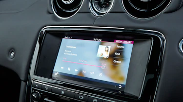 Jaguar XJ R-Sport 2015 screen