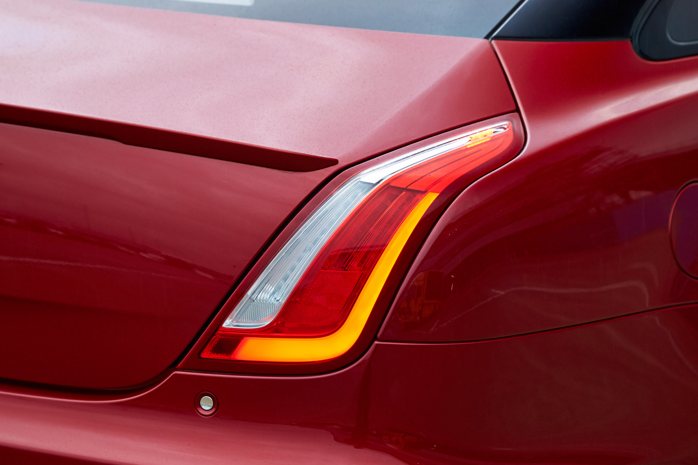 Jaguar XJ R-Sport 2015 taillight