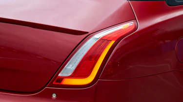 Jaguar XJ R-Sport 2015 taillight