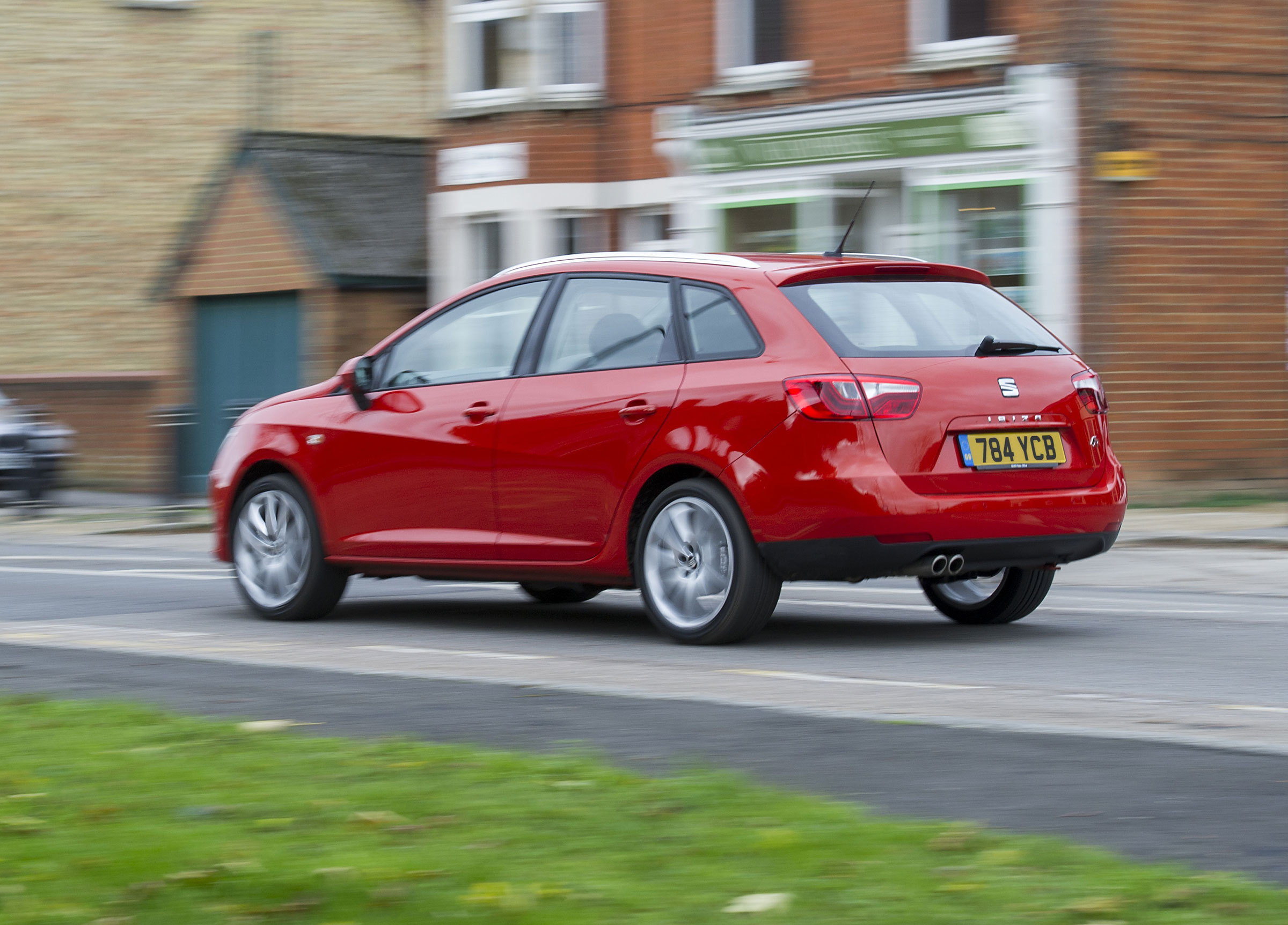 SEAT Ibiza ST rear tracking city