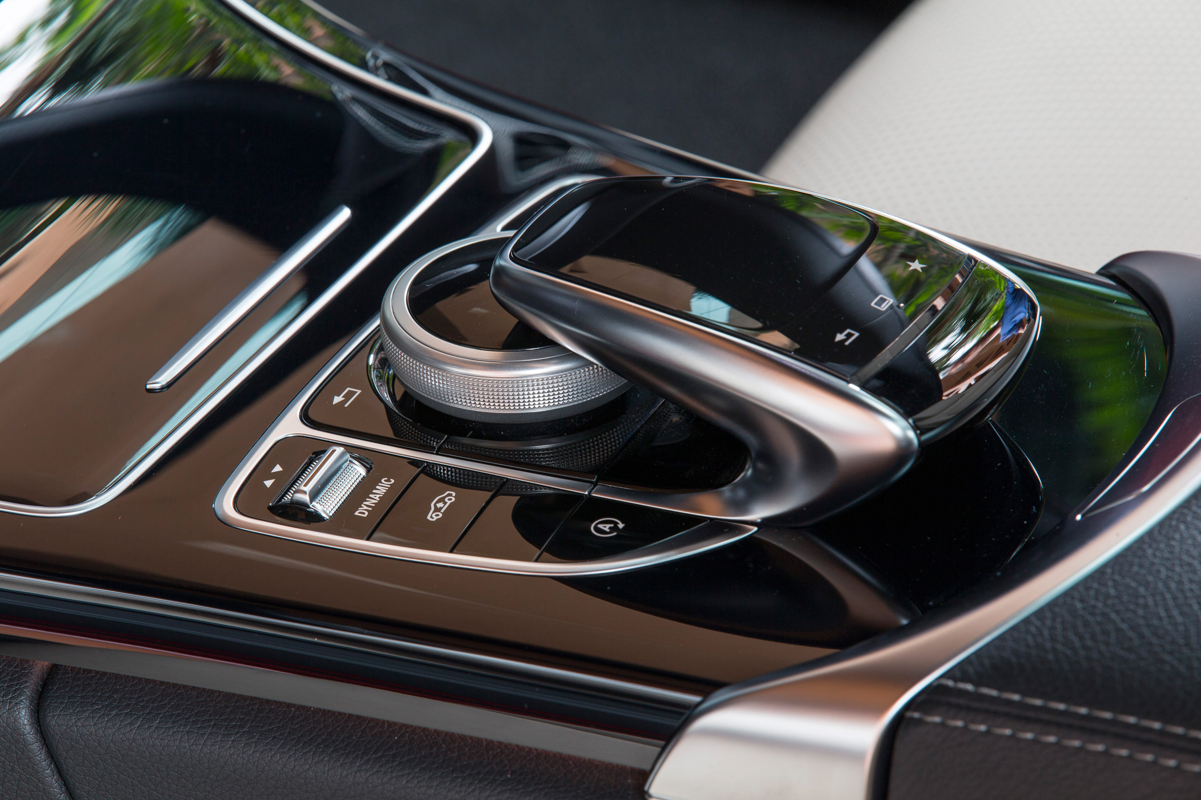 Mercedes C-Class Coupe COMAND dial