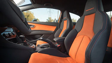 SEAT Leon Cross Sport - front seats