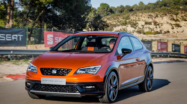 SEAT Leon Cross Sport front tracking