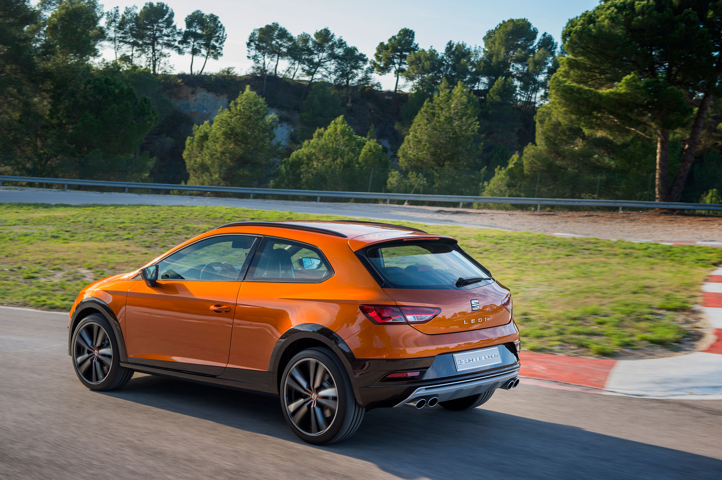 SEAT Leon Cross Sport - rear tracking