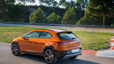 SEAT Leon Cross Sport - rear tracking