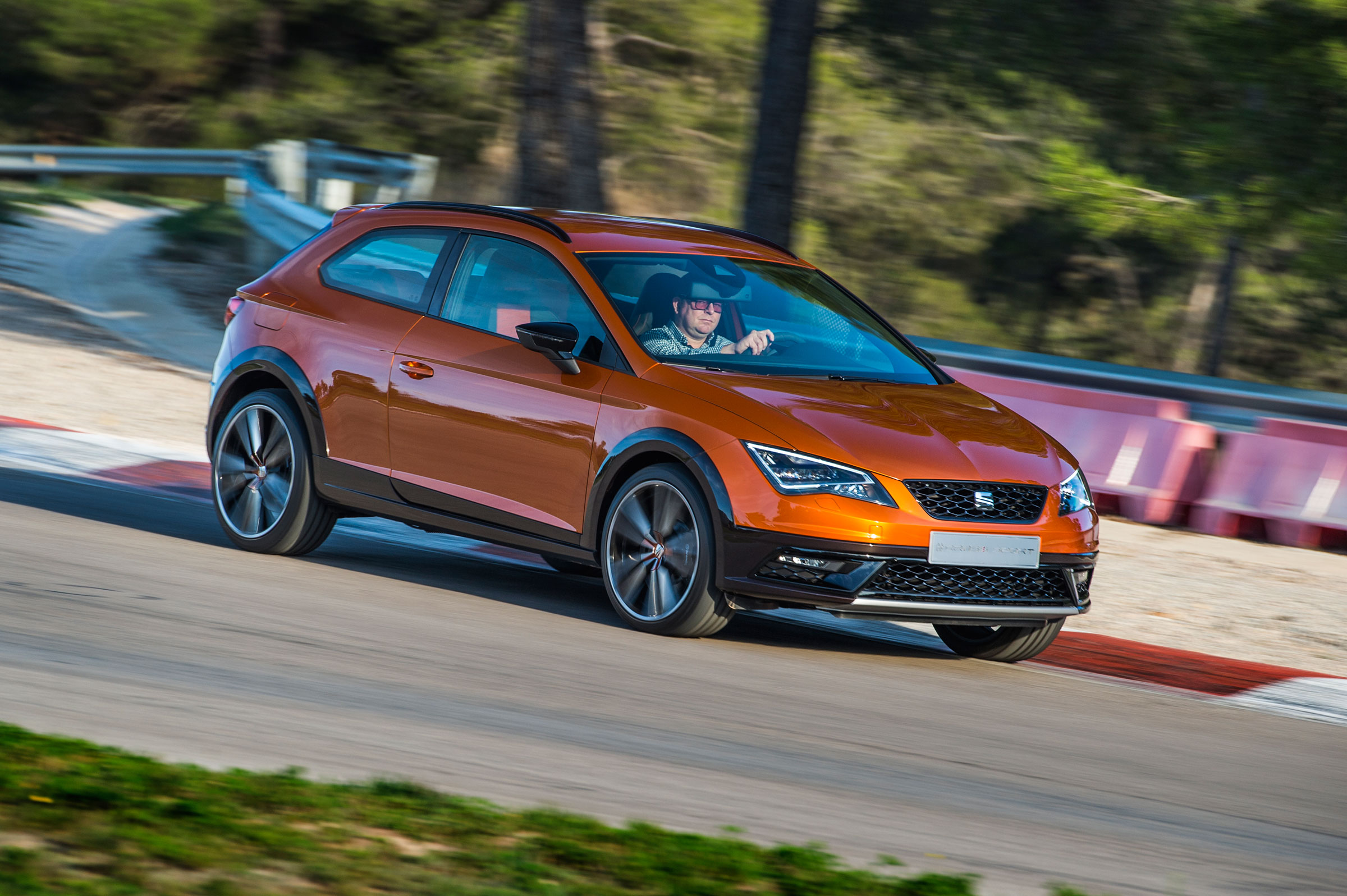 SEAT Leon Cross Sport cornering