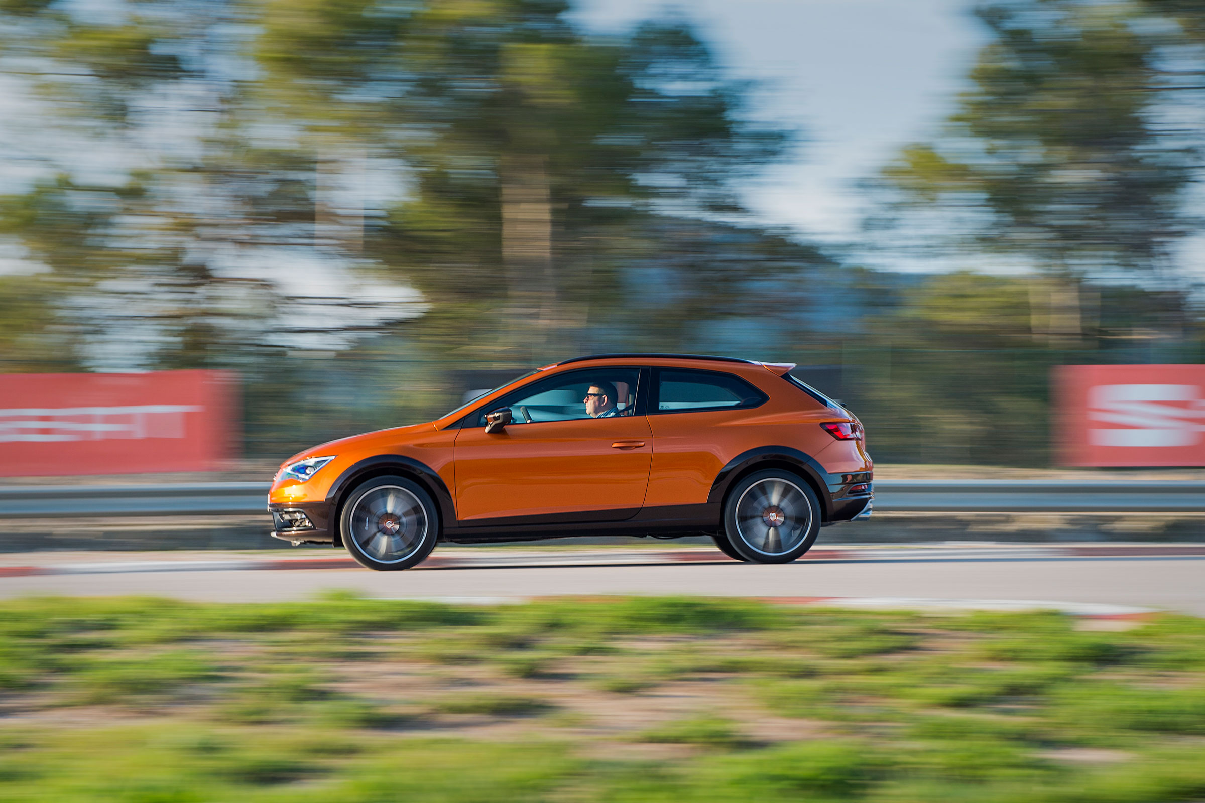 SEAT Leon Cross Sport - side