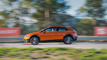 SEAT Leon Cross Sport - side
