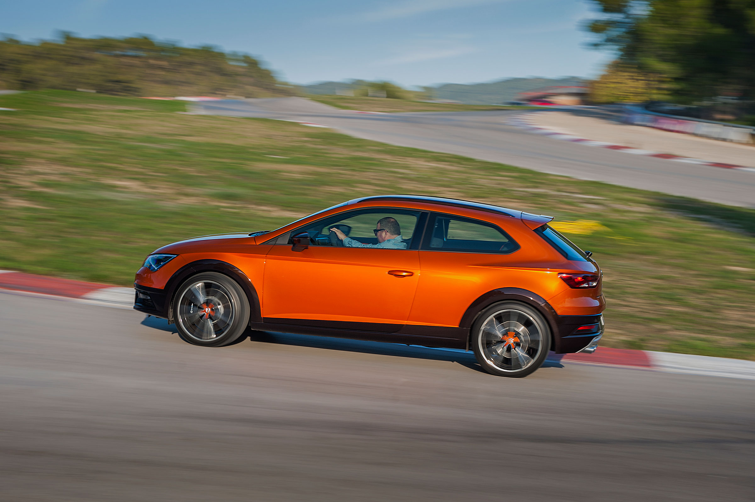 SEAT Leon Cross Sport - driving