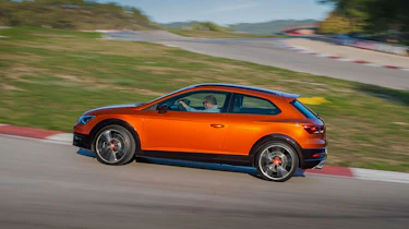 SEAT Leon Cross Sport - driving