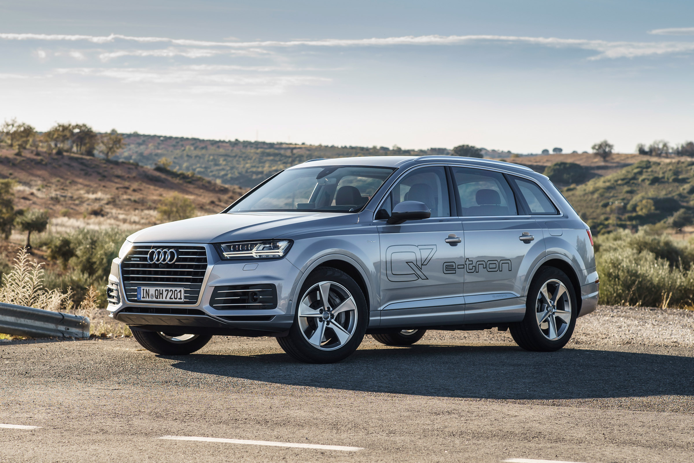 Audi Q7 e-tron 2015 front static