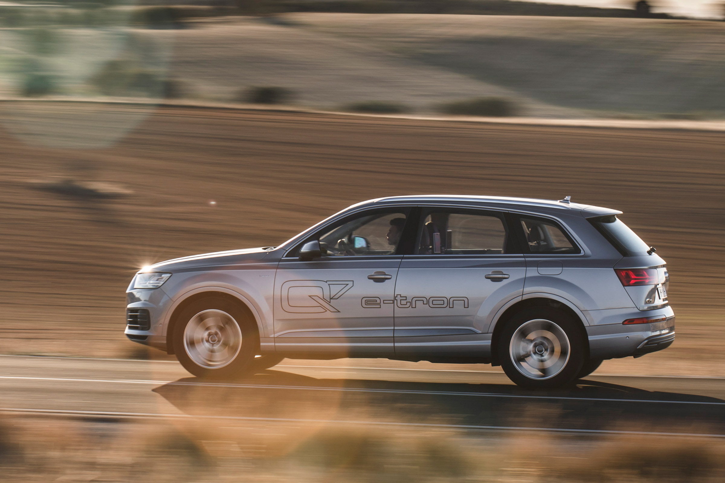 Audi Q7 e-tron 2015 side