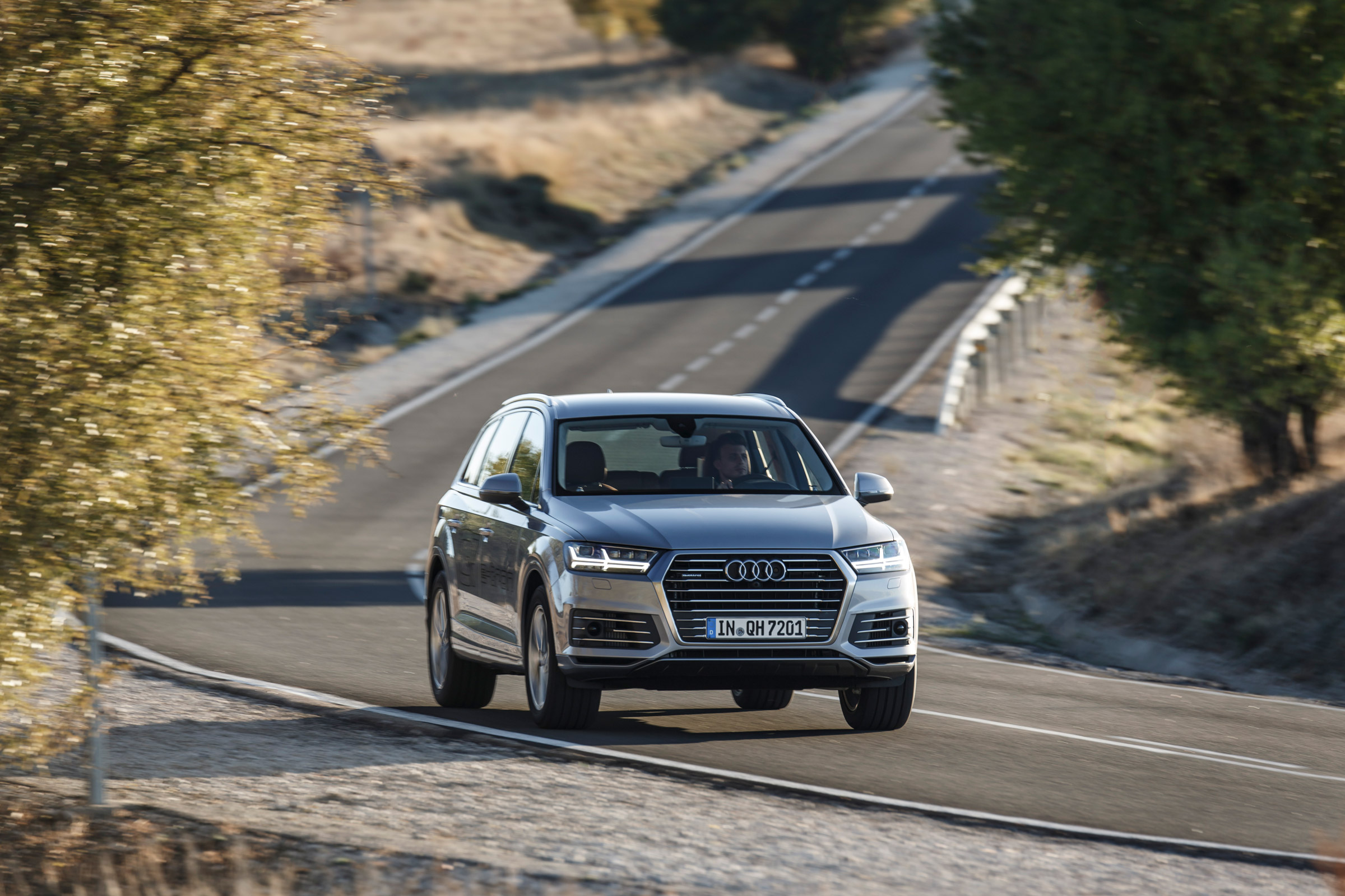 Audi Q7 e-tron 2015 action