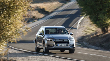 Audi Q7 e-tron 2015 action