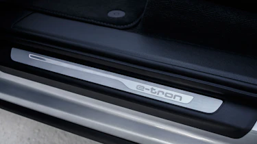 Audi Q7 e-tron 2015 sill