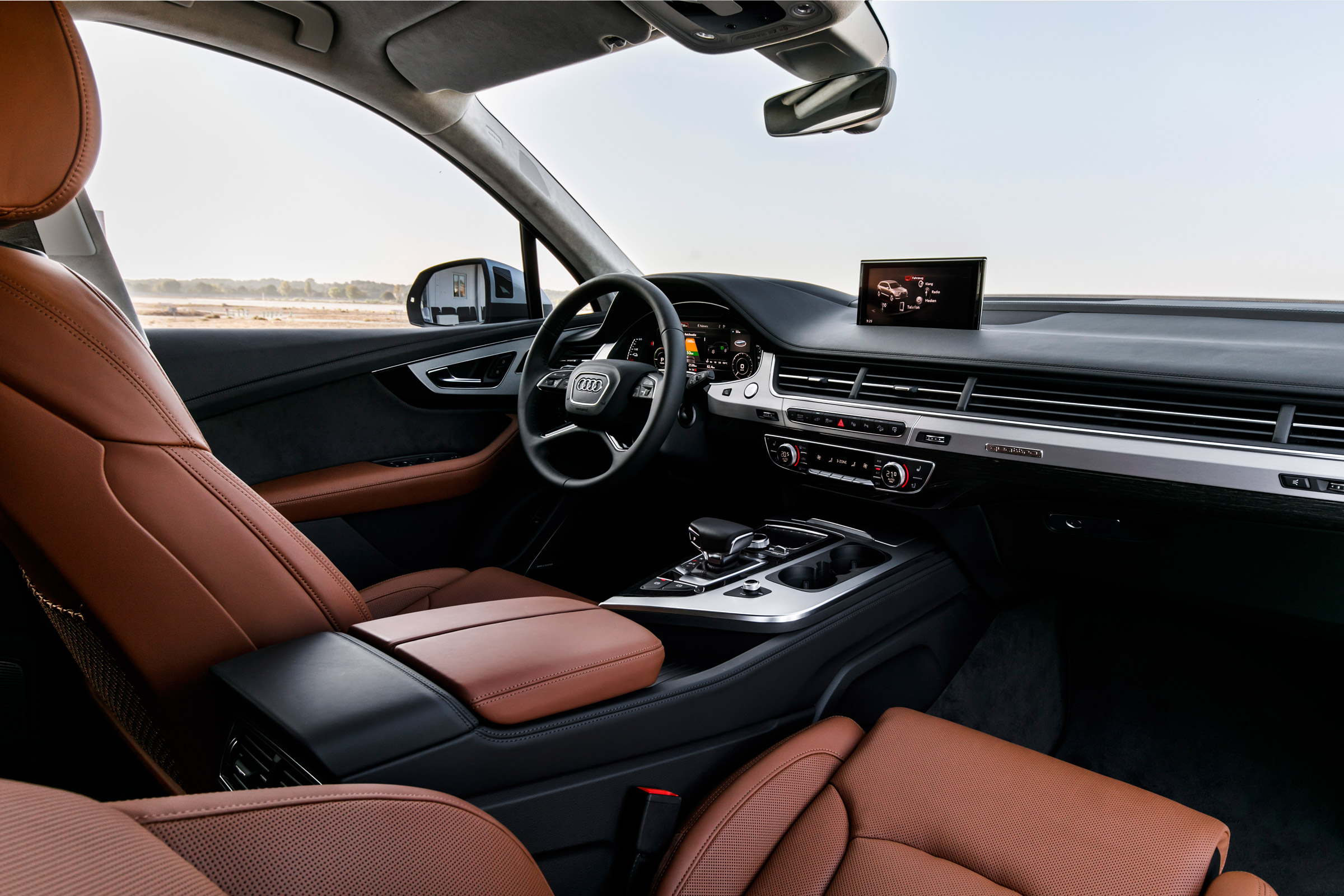 Audi Q7 e-tron 2015 dash