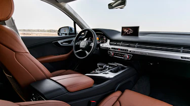 Audi Q7 e-tron 2015 dash
