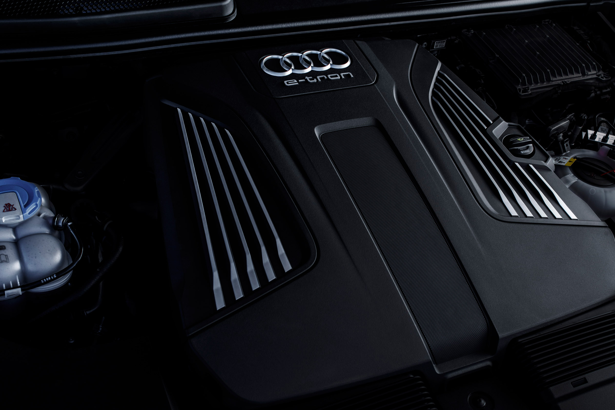 Audi Q7 e-tron 2015 engine