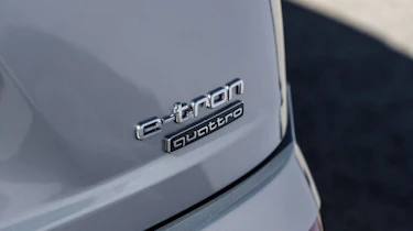 Audi Q7 e-tron 2015 badge