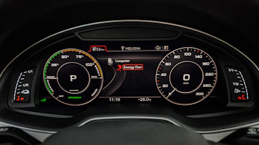 Audi Q7 e-tron 2015 dials