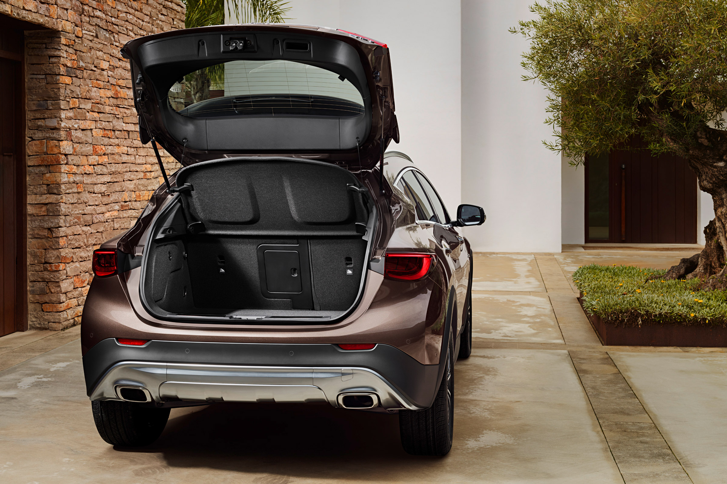 Infiniti QX30 boot