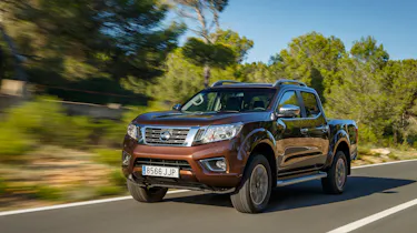 Nissan Navara NP300 2015 front tracking