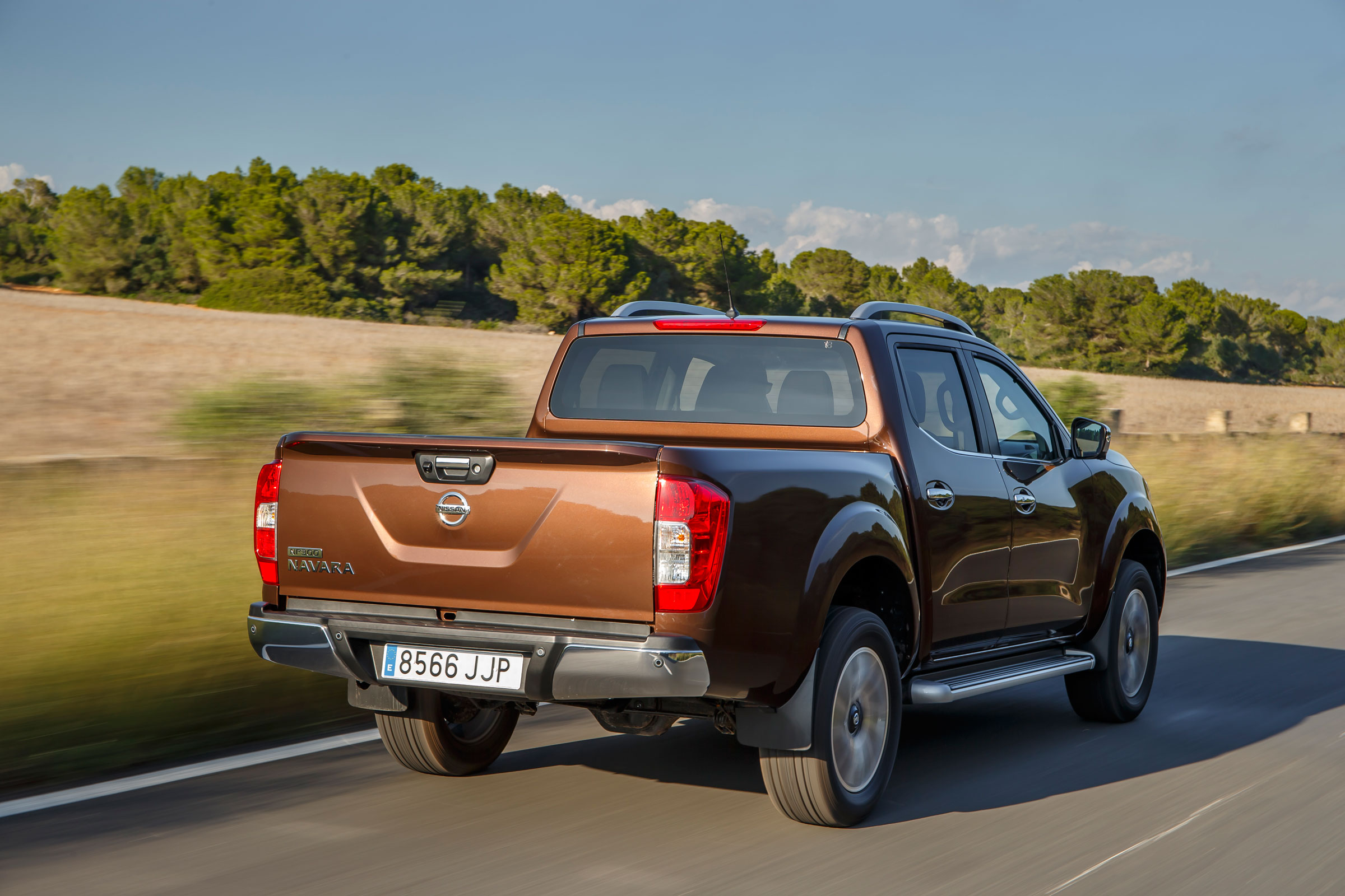 Nissan Navara NP300 2015 rear tracking