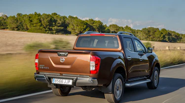 Nissan Navara NP300 2015 rear tracking