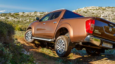 Nissan Navara NP300 2015 offroad 2