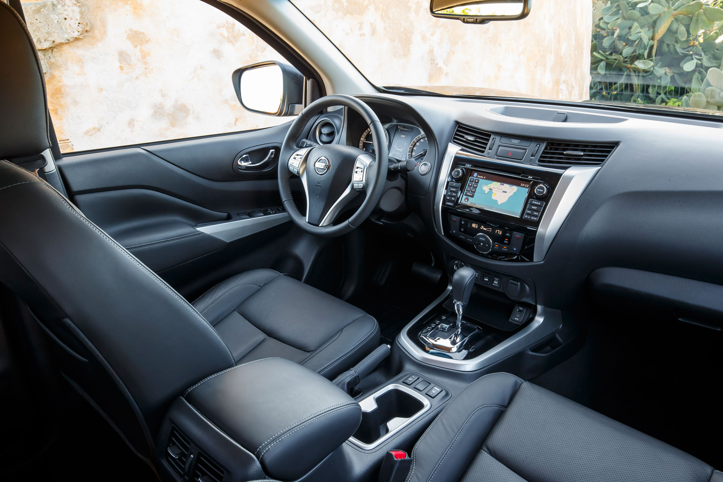 Nissan Navara NP300 2015 cabin