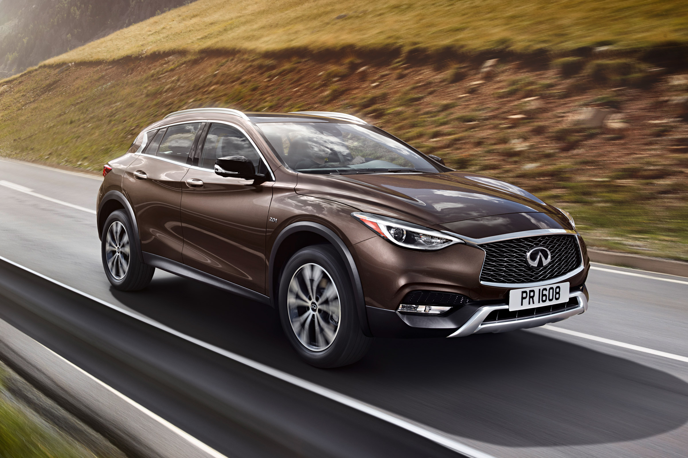 Infiniti QX30 front 2
