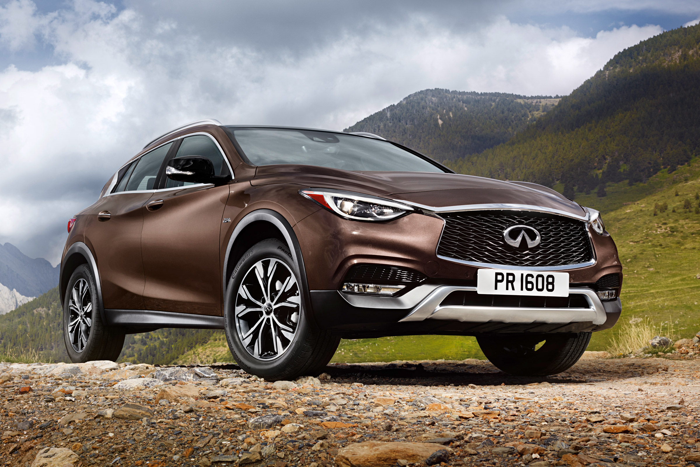 Infiniti QX30 front 3