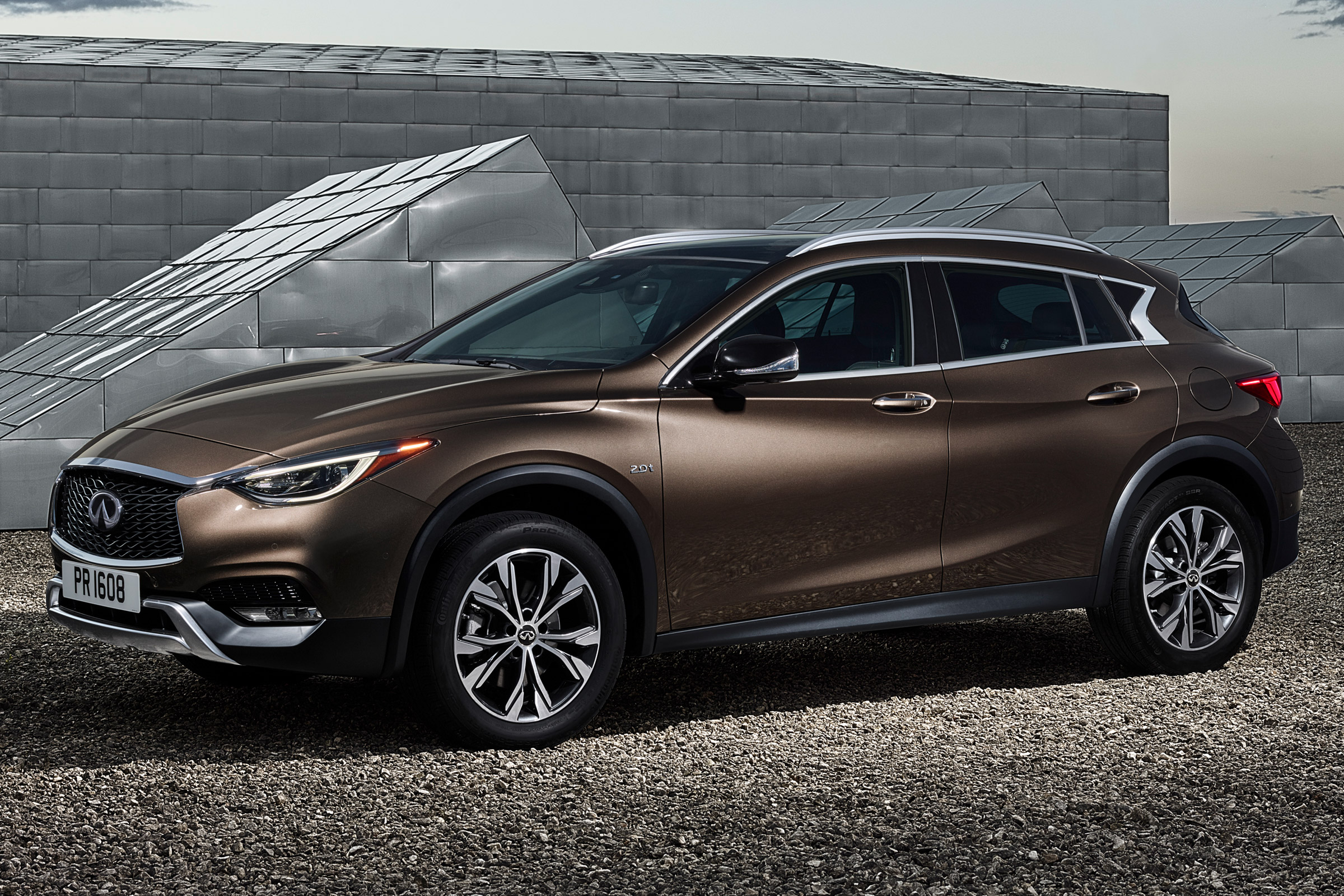 Infiniti QX30 front 4