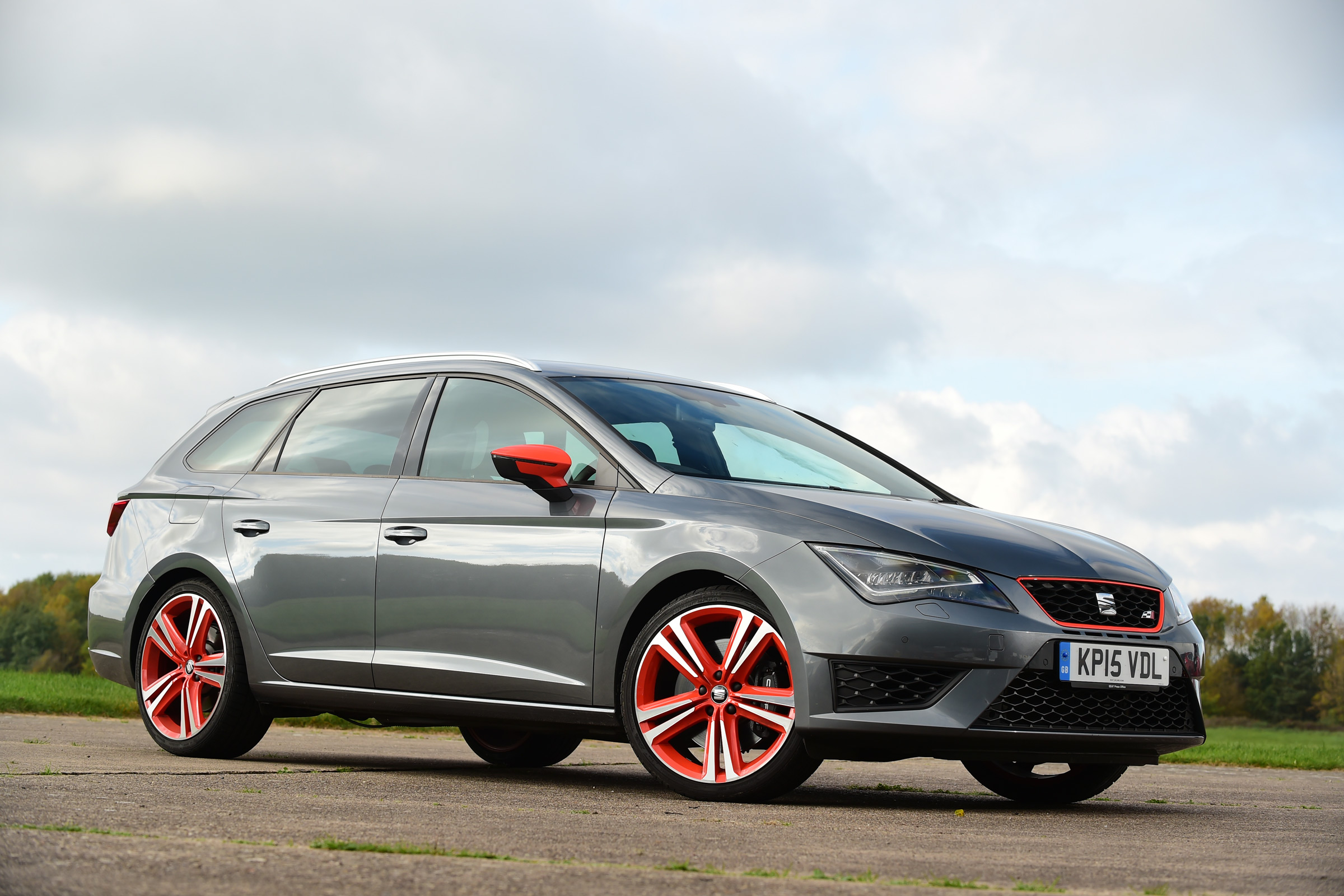SEAT Leon ST Cupra 280 front quarter