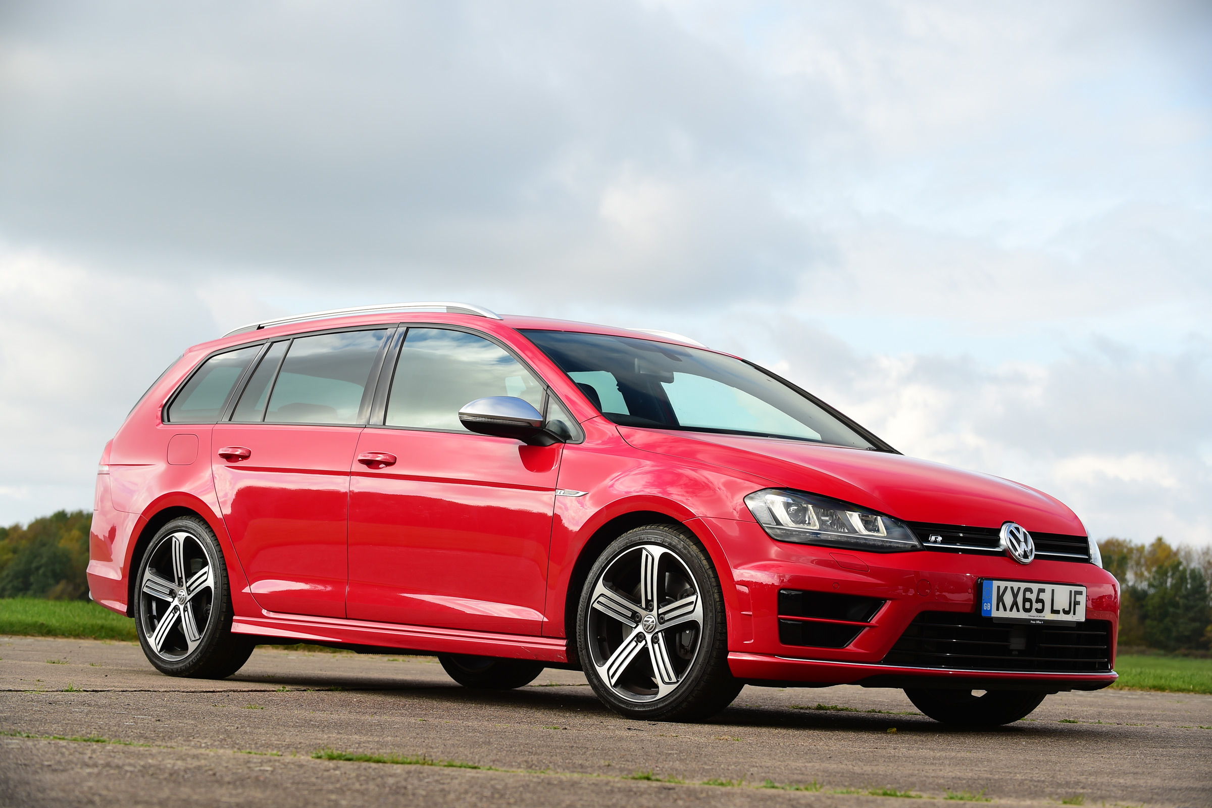 Volkswagen Golf R Estate front quarter