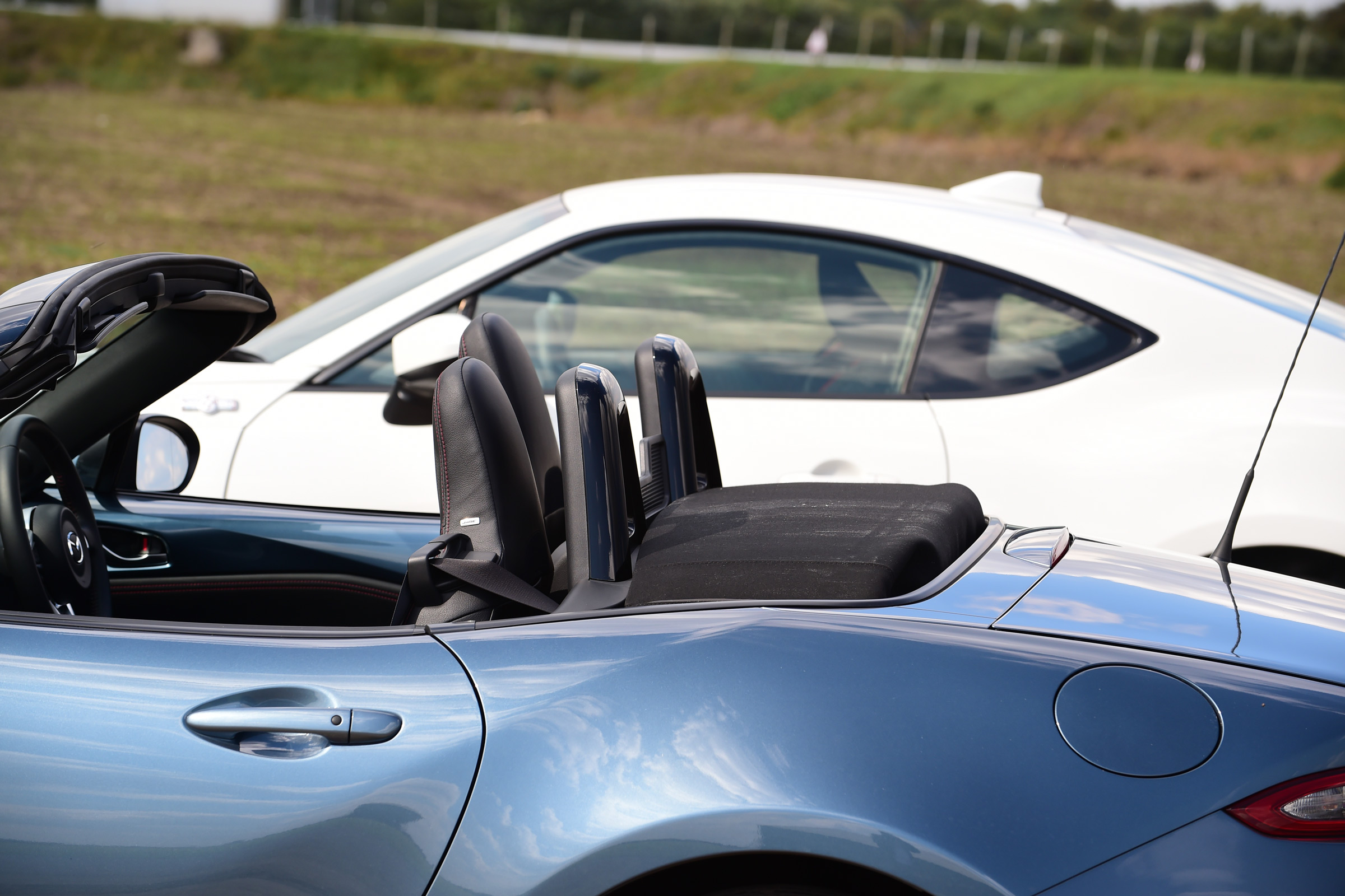 Mazda MX-5 vs Toyota GT86 - roadster vs coupe
