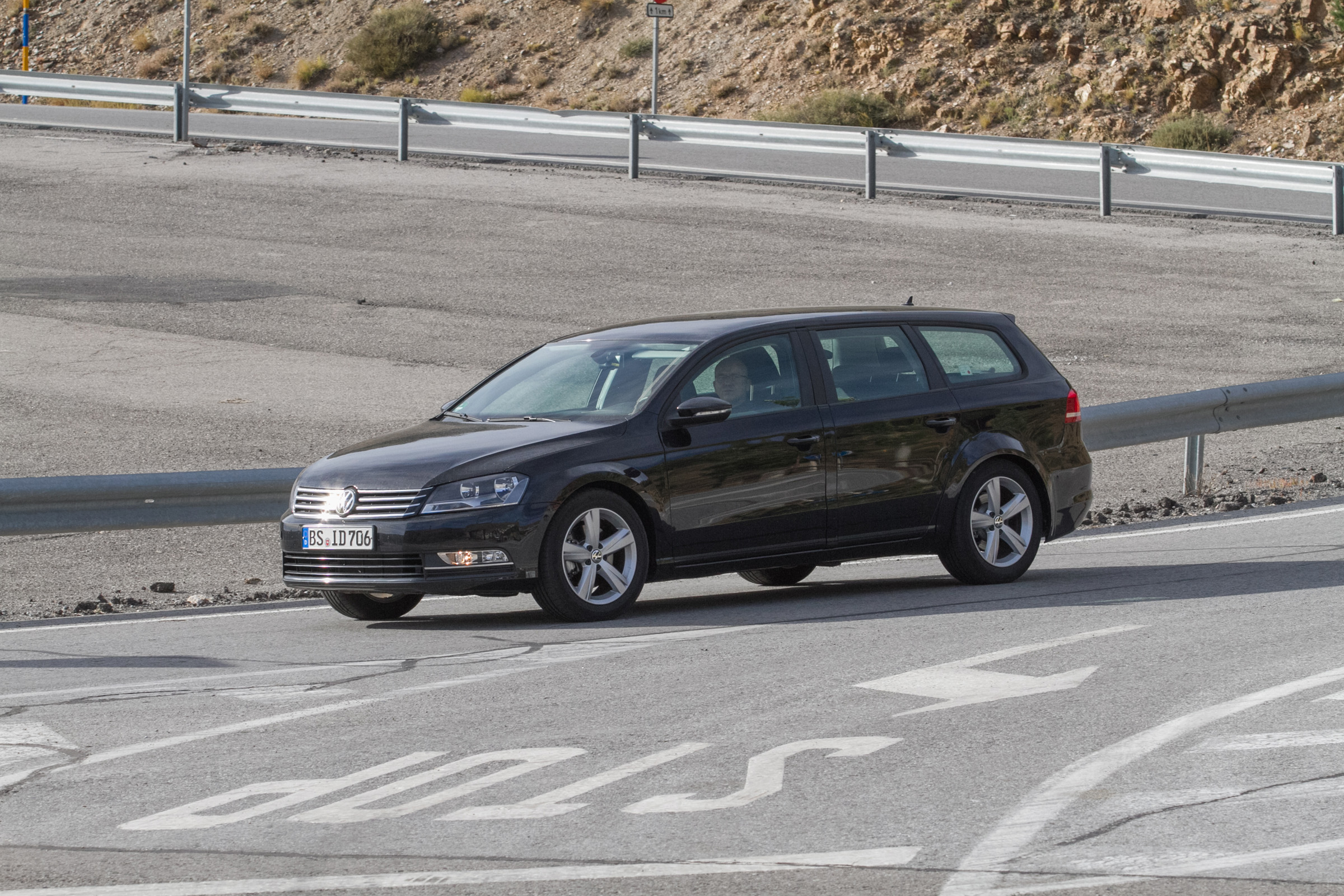 VW Tiguan XL Mule side front