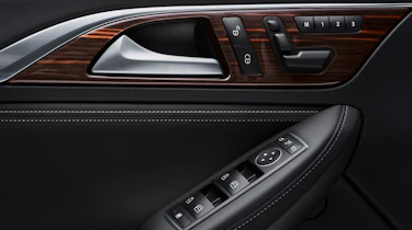 Infiniti QX30 door